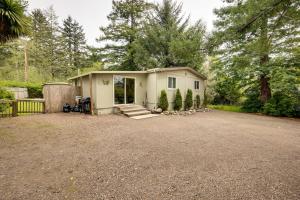 una pequeña casa en un patio con entrada en Brookings Home with Deck, half Mi to Harris Beach! en Brookings