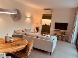 un soggiorno con divano e tavolo di Bed and Breakfast 013 city a Tilburg