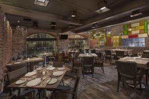 a rendering of a restaurant with tables and chairs at Gamma Puebla Señorial Centro in Puebla