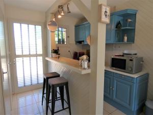 ヴィエル・サン・ジロンにあるEscapade oceaneのキッチン(青いキャビネット、カウンター、スツール付) +13枚の写真