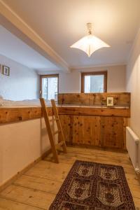 een slaapkamer met een stapelbed en een tapijt bij Alte Scheune - Samedan in Samedan