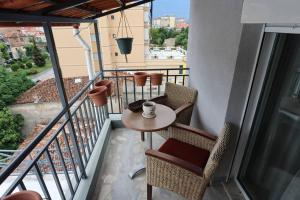 Un balcón o terraza de Lovely Loft City Center Korca #8