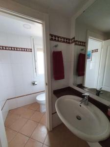 uma casa de banho com um lavatório e um WC em Excelente Duplex en Altaona golf resort-piscinas em Múrcia