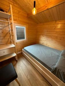 - une chambre avec un lit dans une cabane en bois dans l'établissement Cabaña Juanito del Roque, à Valsequillo de Gran Canaria