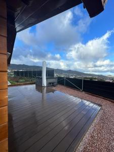 a balcony with a wooden deck with a view at Cabaña Juanito del Roque in Valsequillo