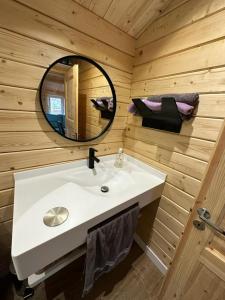 La salle de bains est pourvue d'un lavabo blanc et d'un miroir. dans l'établissement Cabaña Juanito del Roque, à Valsequillo de Gran Canaria