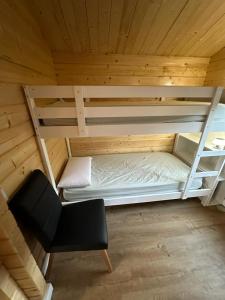 - une chambre avec des lits superposés et une chaise dans une cabine dans l'établissement Cabaña Juanito del Roque, à Valsequillo de Gran Canaria