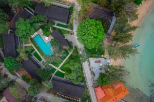 Una vista aérea de Samed Hideaway Resort