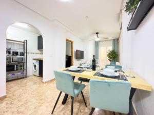 - une cuisine et une salle à manger avec une table et des chaises dans l'établissement Playa del Cura, 2 Min zum Strand, Zentral, Kostenlos Parken, à Torrevieja