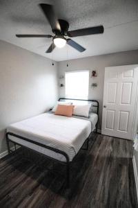 Ein Bett oder Betten in einem Zimmer der Unterkunft Gulfport 2 Br Apt W-ifi close to airport 1210