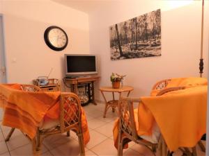 a living room with chairs and a tv at Gite de la mousque in Castets