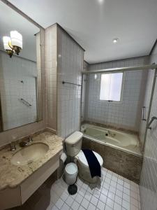 uma casa de banho com um WC, um lavatório e uma banheira em Flat Funchal JK Vila Olímpia Limpeza Diária em São Paulo