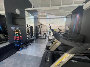 a gym with cardio equipment and a treadmill at Flat Funchal JK Vila Olímpia Limpeza Diária in Sao Paulo