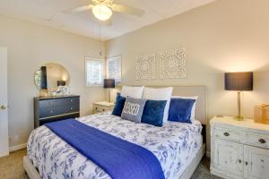 una camera da letto con letto e cuscini blu di Waterfront Martin Home with Fire Pit and Large Deck a South Union