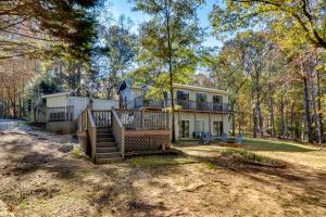 una casa nel bosco con una scala che la porta di Waterfront Martin Home with Fire Pit and Large Deck a South Union