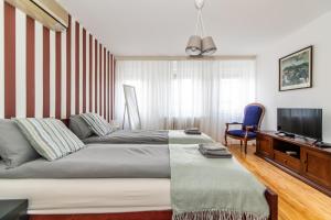 Habitación de hotel con cama y TV en 7 Heaven en Belgrado