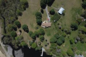 una vista aérea de una casa con árboles en South Bay Runaway Cottage, en Lakefield