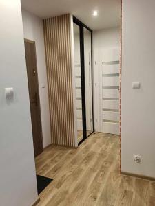 an empty room with a mirror and a closet at Apartamenty Bartoszyce 3 in Bartoszyce