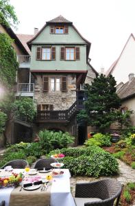 uma mesa com comida em frente a uma casa em Hotel Herrnschloesschen em Rothenburg ob der Tauber