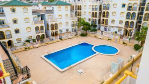 een uitzicht over een zwembad voor de gebouwen bij Blue Heaven in Torrevieja