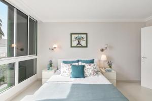sypialnia z dużym łóżkiem i oknem w obiekcie Beachfront Apartment Las Burras MRA 02 w mieście San Agustin