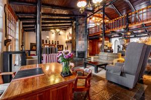 African Sky Hotels - Pine Lake Inn的休息区