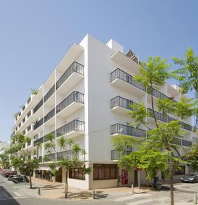 un immeuble avec balcon dans une rue dans l'établissement Hostal Mallorca, à Sant Antoni de Portmany