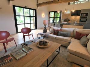 un soggiorno con un divano e un tavolo di Les ecuries du chateau a Biaudos