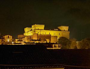 チェラーノにあるCasa nel vicolettoの夜は大きな城が灯る