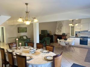 - une salle à manger et une cuisine avec une table et des chaises dans l'établissement Quinta das Flores, à Pombal