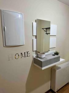 a bathroom with a sink and a mirror on the wall at Apartamento con vistas a la montaña in Infiesto