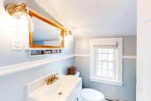 un bagno con lavandino e WC di Portview Paradise a Harwich Port Altre 34 foto