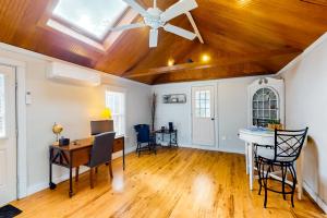 un ufficio con scrivania e ventilatore a soffitto di Portview Paradise a Harwich Port