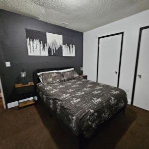 a bedroom with a bed and a black wall at Comfortable in a 2 bed 2 bath in Lakeland