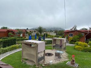 un cortile con tenda, tavolo e sedie di Villarreal Lodge Hotel Ecológico a Totolapan