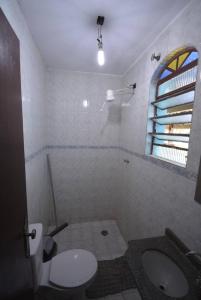 een badkamer met een toilet, een wastafel en een raam bij Sítio São Francisco Capacidade 30 Pessoas Juquitiba SP in Juquitiba