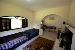 a living room with a couch and a window at Sítio São Francisco Capacidade 30 Pessoas Juquitiba SP in Juquitiba