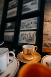 une tasse de café sur un plateau sur une table dans l'établissement Les Granges Pelloquin, à Bernières-sur-Mer