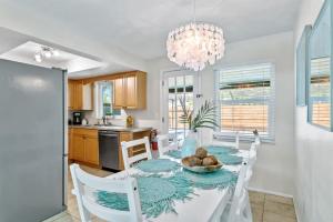 cocina y comedor con mesa y sillas en Tropical Oasis FL Largo, en Largo