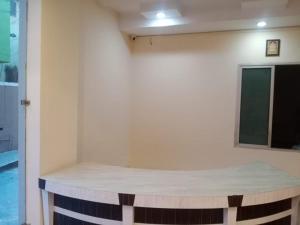 um quarto com uma mesa no canto de um quarto em HARIDHAM GUEST HOUSE em Vrindavan