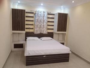 um quarto com uma cama grande num quarto em HARIDHAM GUEST HOUSE em Vrindavan
