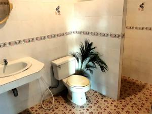 y baño con aseo y lavamanos. en Central Essence en Haad Chao Phao