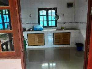 una pequeña cocina con fregadero y ventana en Central Essence en Haad Chao Phao