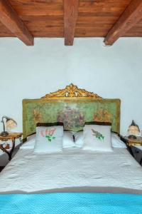 1 dormitorio con 2 almohadas en Guest House: Casa dei Lillà, en Bellegra