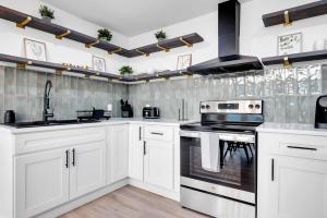 Una cocina o cocineta en Luxe Penthouse Unit 5, short Walk to Proctors and Dining