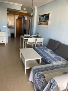 sala de estar con sofá y mesa en Apartament Jardin De Alba in Villamartin, en Orihuela