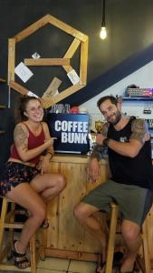 Asiakkaita majoituspaikassa CoffeeBunk Hostel