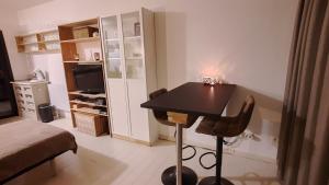 a small room with a table and a bedroom at Gezellige studio met balkon - Santhooft centrum Nieuwpoort-bad in Nieuwpoort