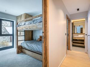 a bedroom with bunk beds and a bathroom at Appartement Val-d'Isère, 3 pièces, 5 personnes - FR-1-694-338 in Val-d'Isère