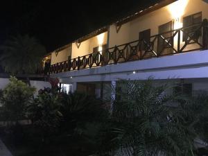 - un balcon avec des arbres devant le bâtiment dans l'établissement Hotel Piedra Marron, à Las Terrenas